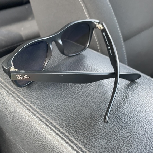 “New wayfarer classic” polarized RayBan sunglasses - Picture 3 of 4